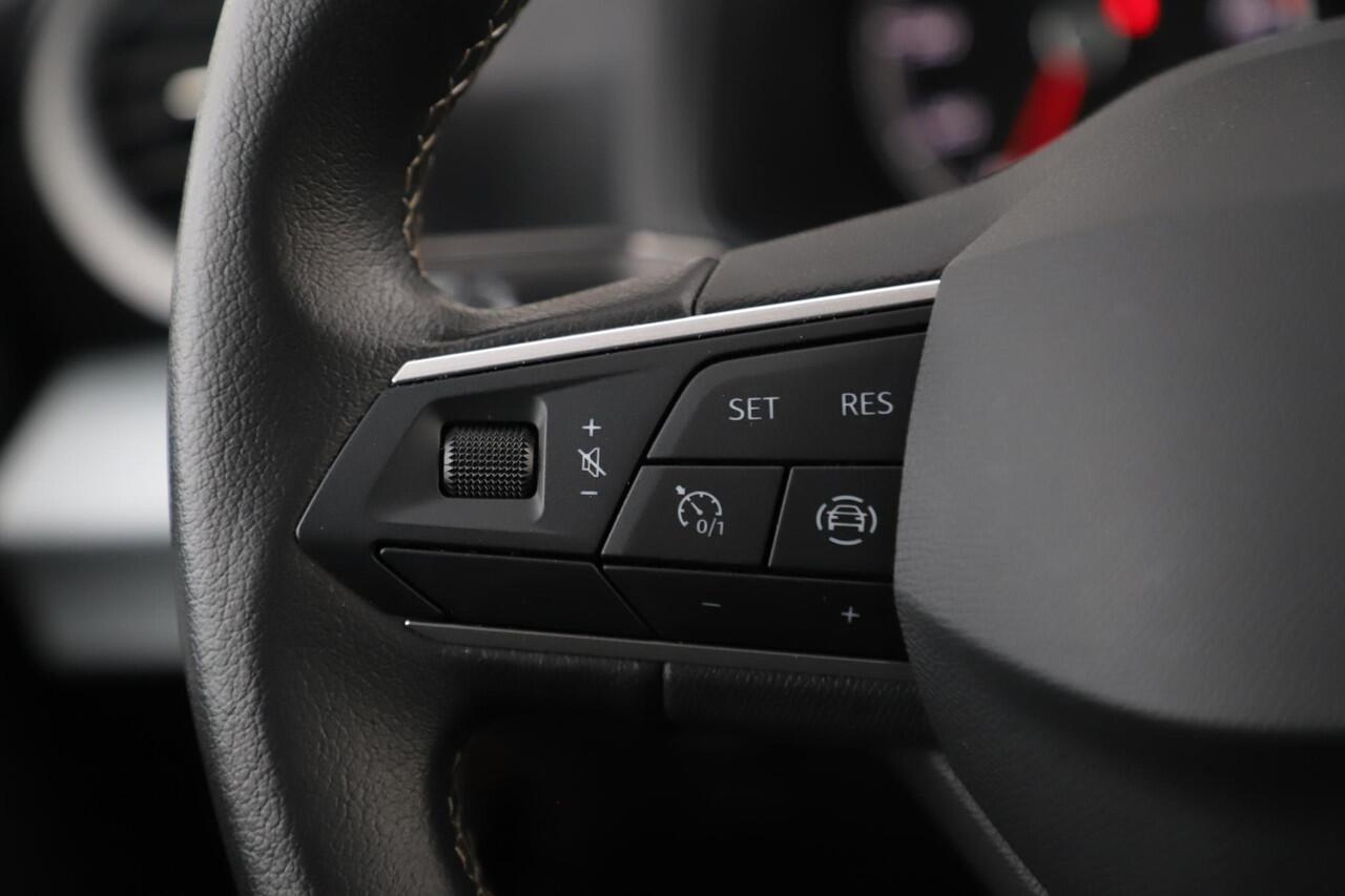 Seat IBIZA 1.0 EcoTSI Style 95PK NAP Full LED Carplay Android Draadloos 15 inch LMV Rijstrooksensor Parkeersensor Climate Cruise Control