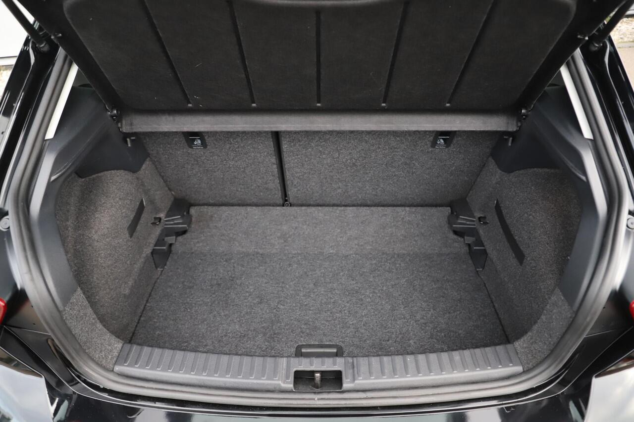 Seat IBIZA 1.0 EcoTSI Style 95PK NAP Full LED Carplay Android Draadloos 15 inch LMV Rijstrooksensor Parkeersensor Climate Cruise Control