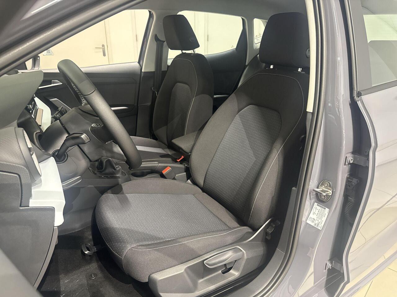 Seat IBIZA Style 1.0 EcoTSI 70 kW / 95 PK Hatchback 5 deurs 5 | Graphene grey | Apple Carplay | PDC | LM Wielen!