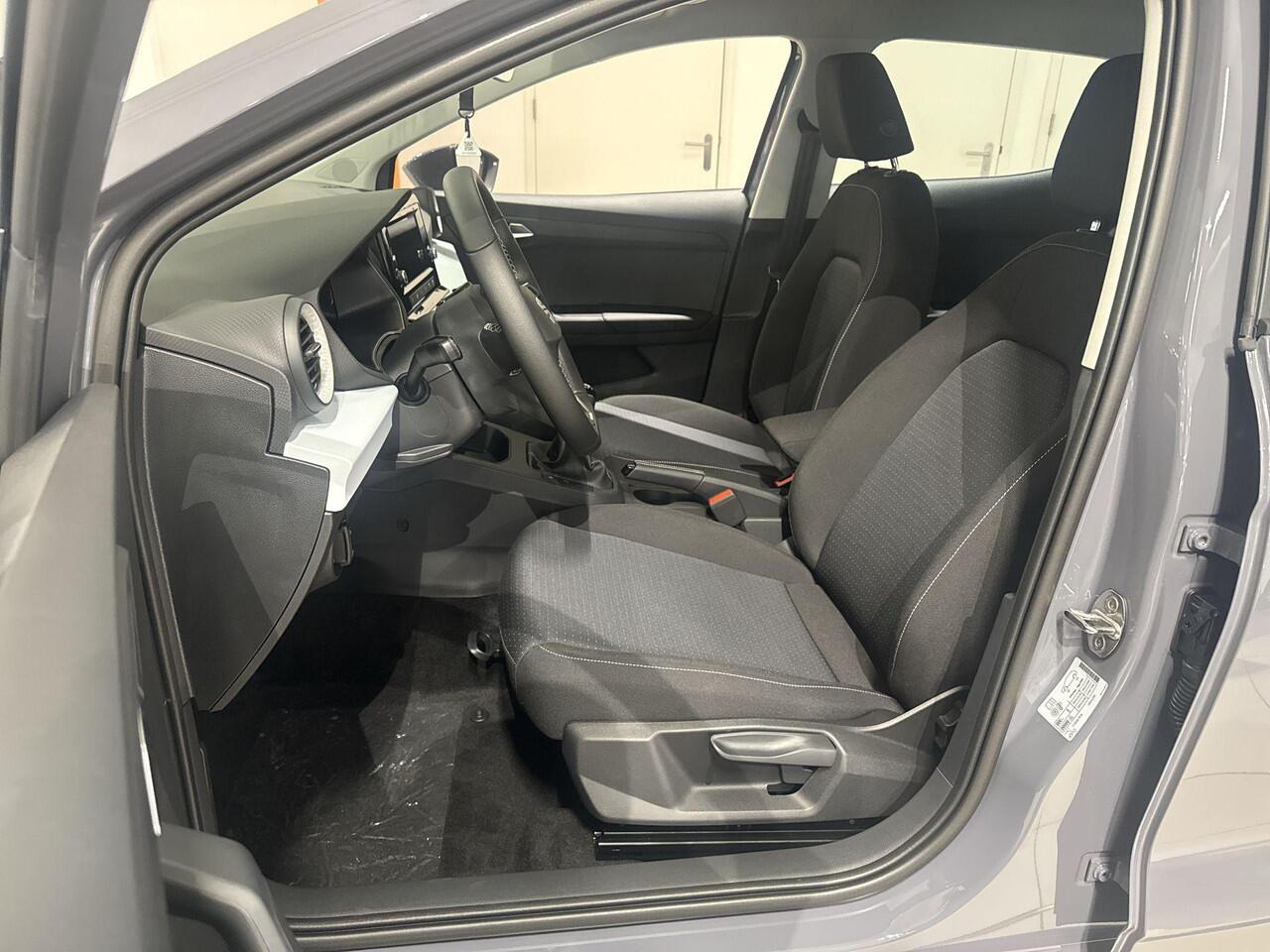 Seat IBIZA Style 1.0 EcoTSI 70 kW / 95 PK Hatchback 5 deurs 5 | Graphene grey | Apple Carplay | PDC | LM Wielen!