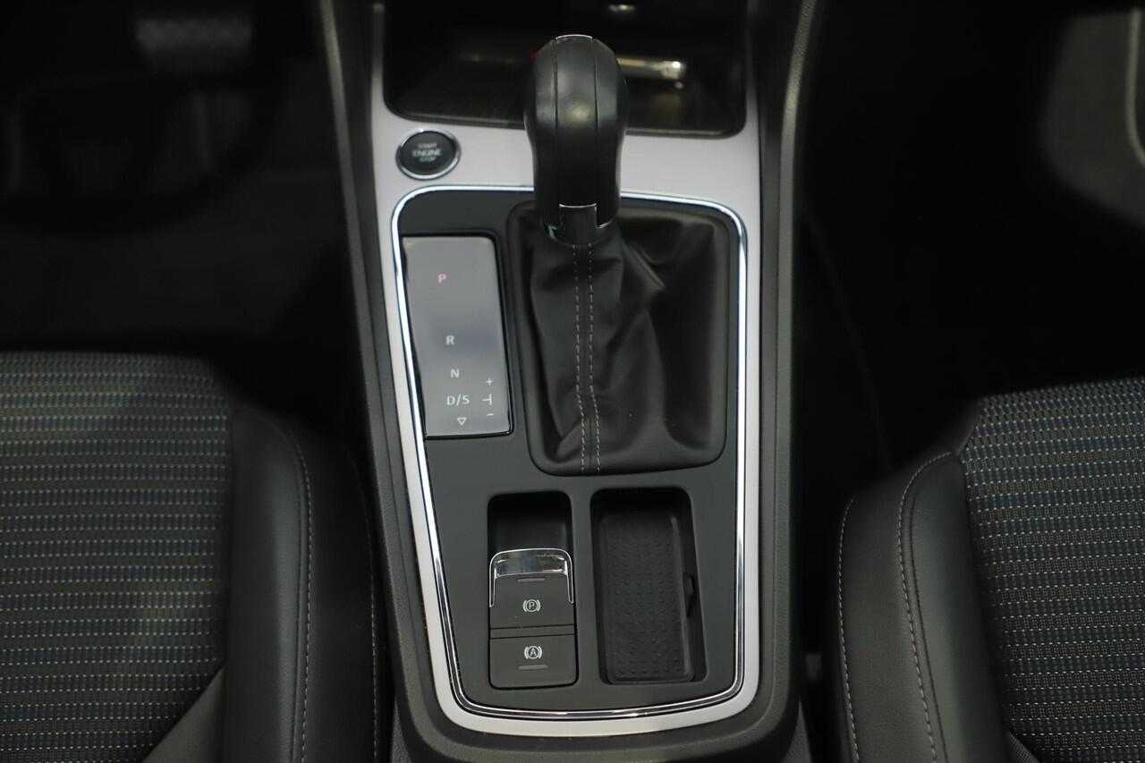 Seat LEON ST 1.6 TDI Xcellence Business Intense DSG Automaat Panoramadak Full LED Beats Audio Adaptive Cruise Navigatie Achteruitrijcamera Carplay Android 17 inch LMV