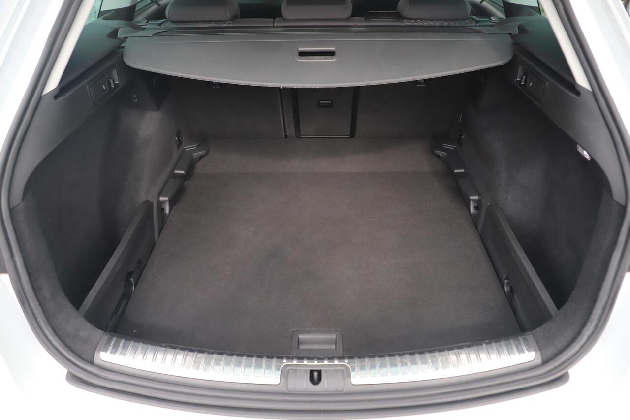 Seat LEON ST 1.6 TDI Xcellence Business Intense DSG Automaat Panoramadak Full LED Beats Audio Adaptive Cruise Navigatie Achteruitrijcamera Carplay Android 17 inch LMV