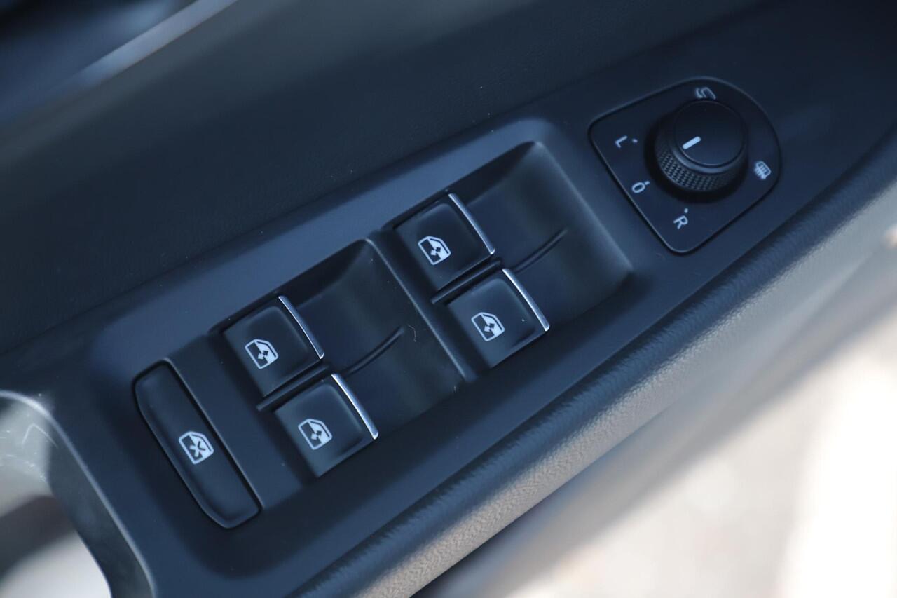 Seat LEON ST 1.5 TSI FR Business Intense 131PK Virtual Cockpit 18 inch LMV Half Leder Beats Audio Navigatie Clima Cruise Sfeerverlichting