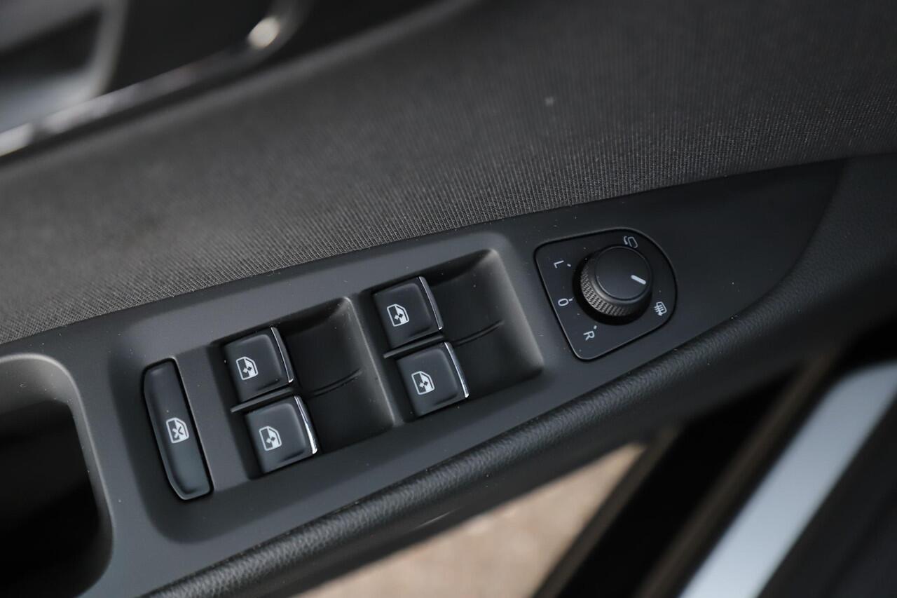 Seat LEON ST 1.5 TSI FR Business Intense 131PK Trekhaak 18 inch Full LED Navigatie Carplay Android Climate Cruise Control Rijstrooksensor