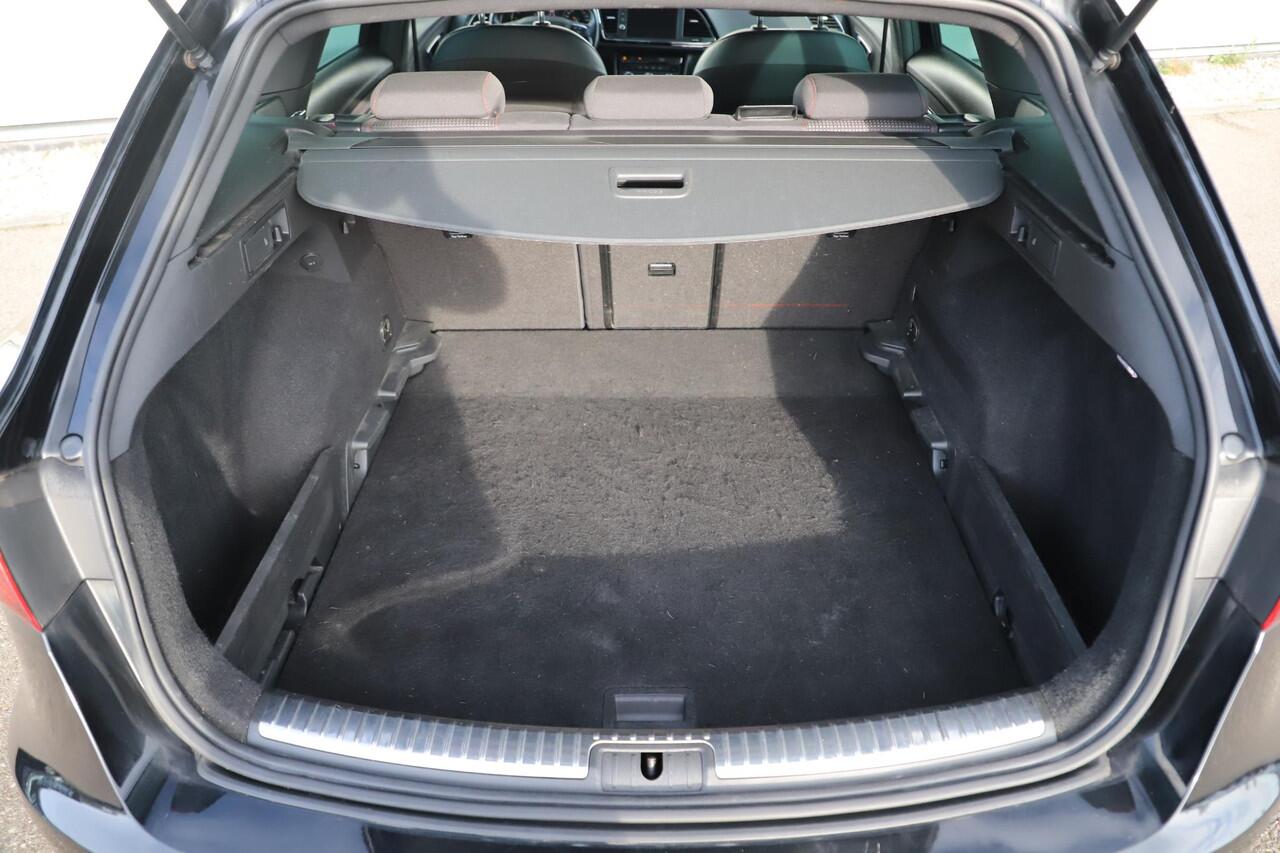 Seat LEON ST 1.5 TSI FR Business Intense 131PK Trekhaak 18 inch Full LED Navigatie Carplay Android Climate Cruise Control Rijstrooksensor