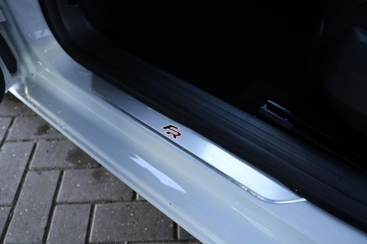 Seat LEON 1.5 TSI FR LED*CARPLAY*VIRTUAL*KEYLESS*SEAT DRIVE*