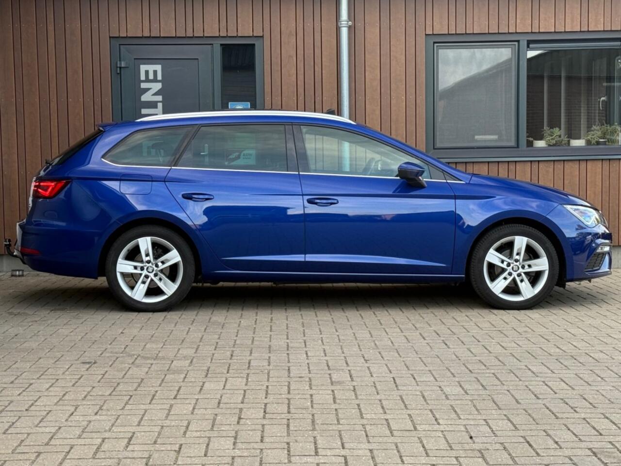 Seat LEON 1.0 TSI FR Pano Led Trekhaak Camera Stoelverw.