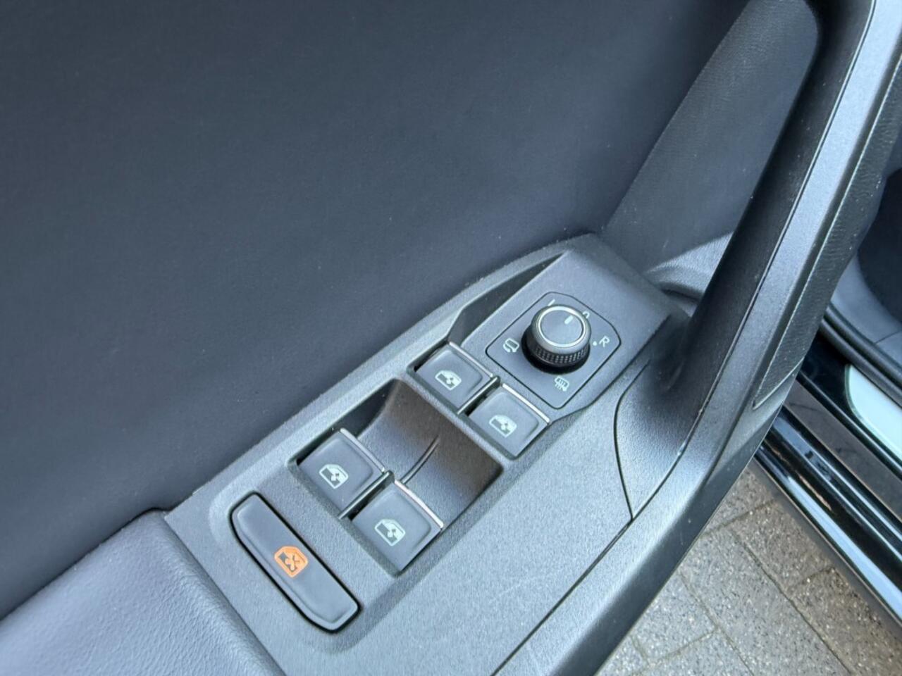 Seat LEON Sportstourer 1.5 eTSI FR,LED,Trekhk Elekt,Adapt Cruise,BLIS,Lane Ass.,Half Leer