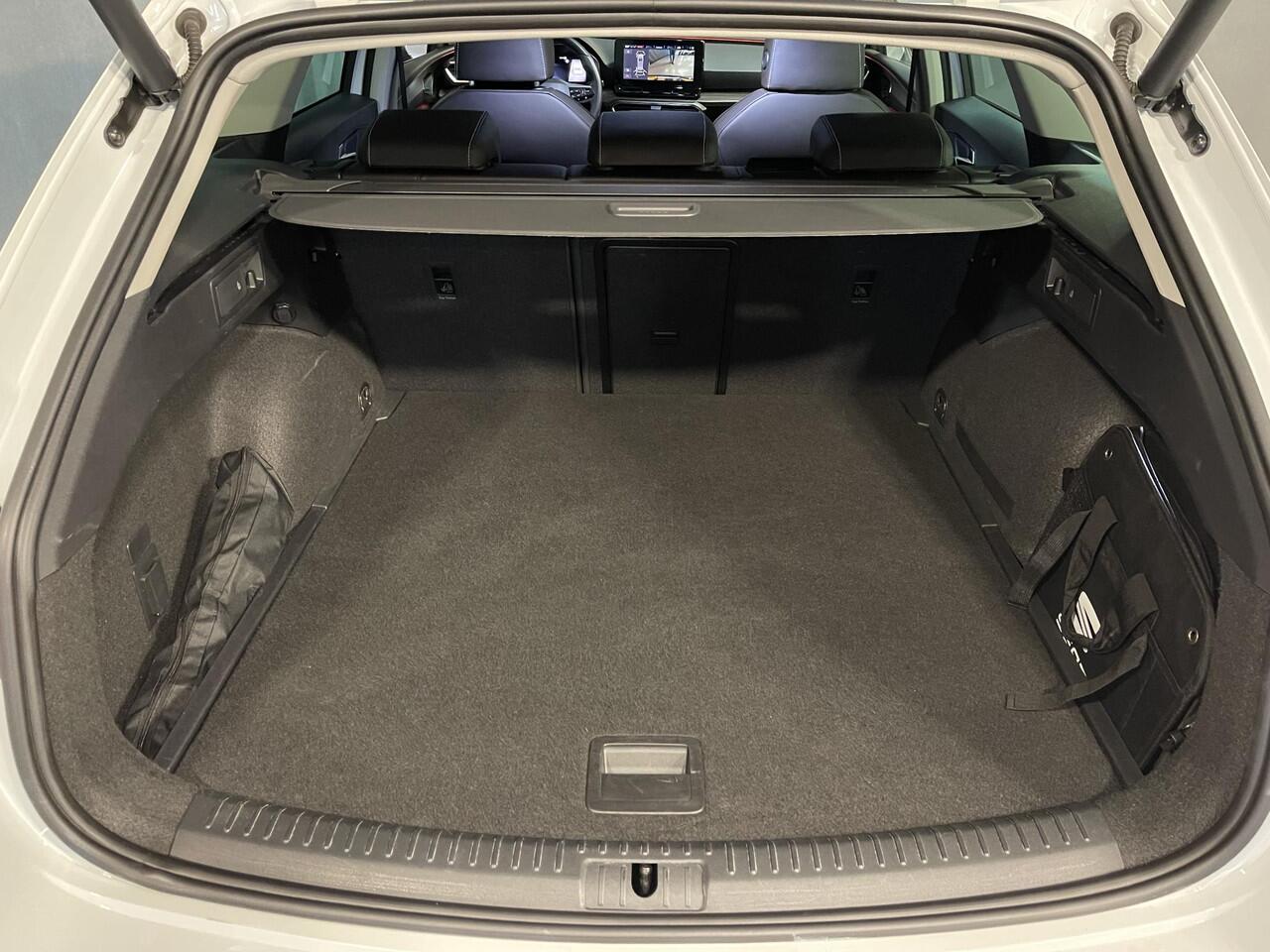 Seat LEON Sportstourer 1.5 TSI Xcellence 18"/Dodehoek/Stoel + stuurverwarming/Keyless/Adaptieve cruise/Apple Carplay & Android Auto/PDC