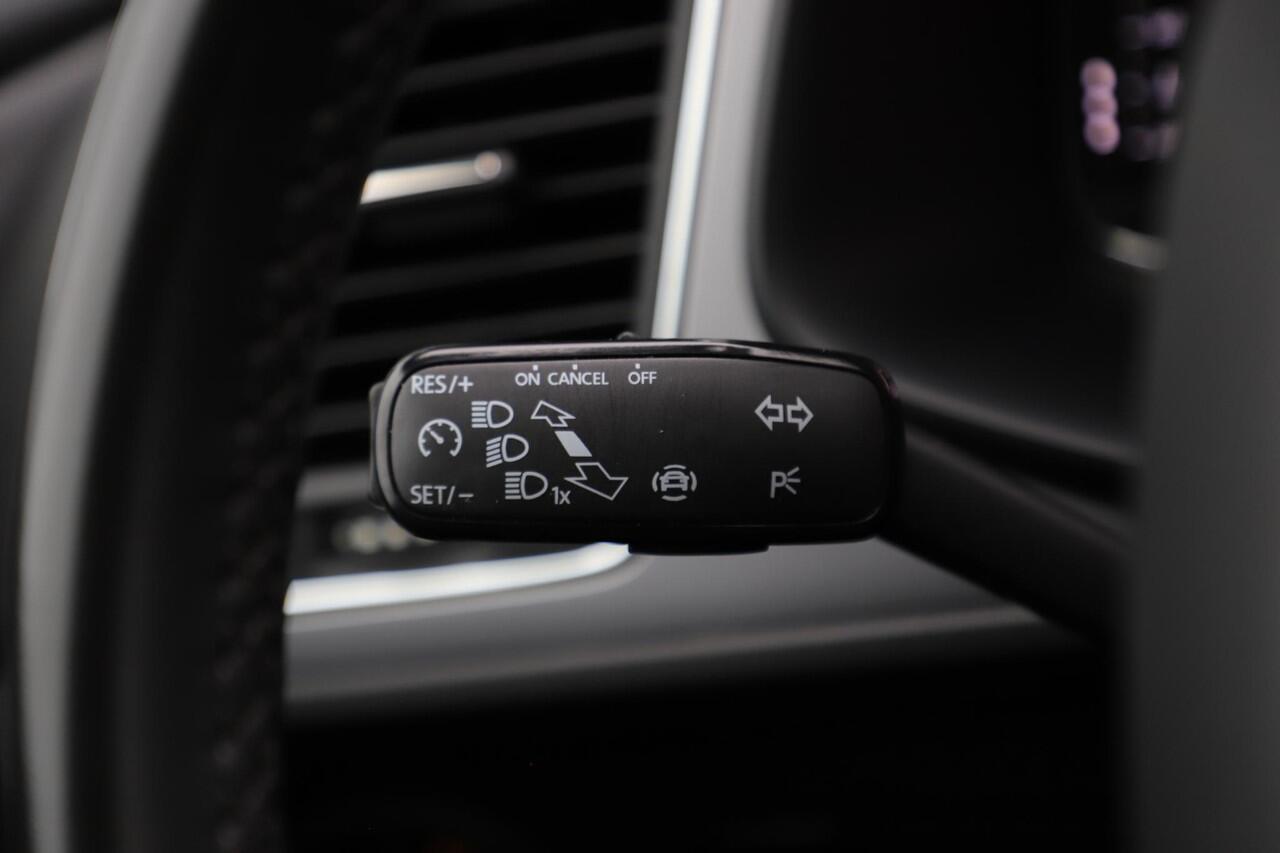 Seat LEON ST 1.0 TSI Style Ultimate Edition Virtual Cockpit Full LED Beats Audio Navigatie Achteruitrijcamera Carplay Android Clima Stoelverwarming Cruise Control Lane Assist