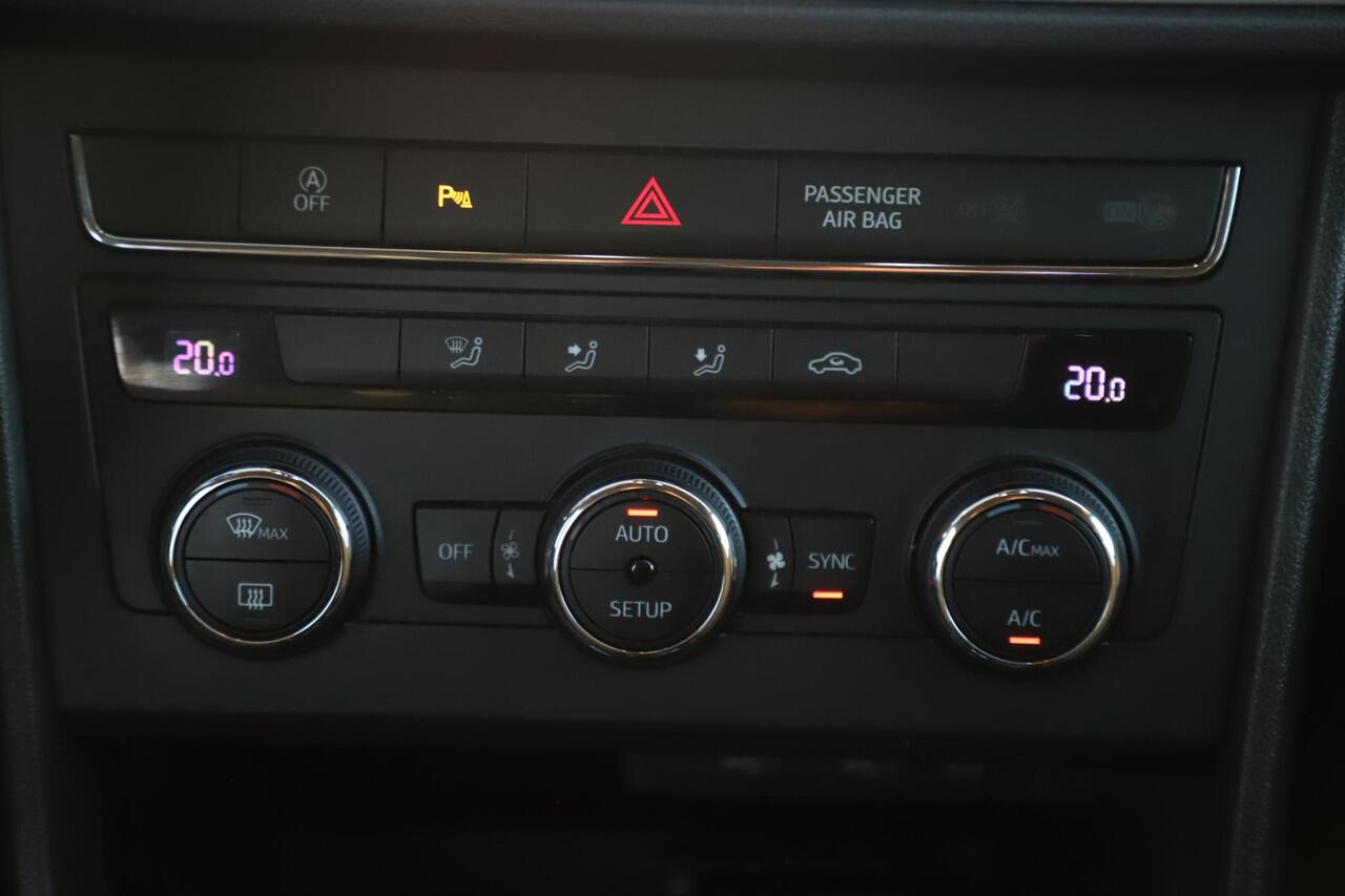 Seat LEON ST 1.0 TSI Style Ultimate Edition Trekhaak Navigatie Achteruitrijcamera Carplay Android 16 inch LMV Lane Assist Climate Cruise Control