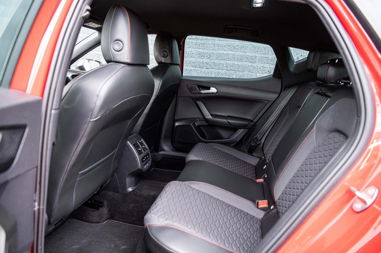 Seat LEON 1.0 TSi 110 pk FR | Full LED | Camera | Parkeersensoren