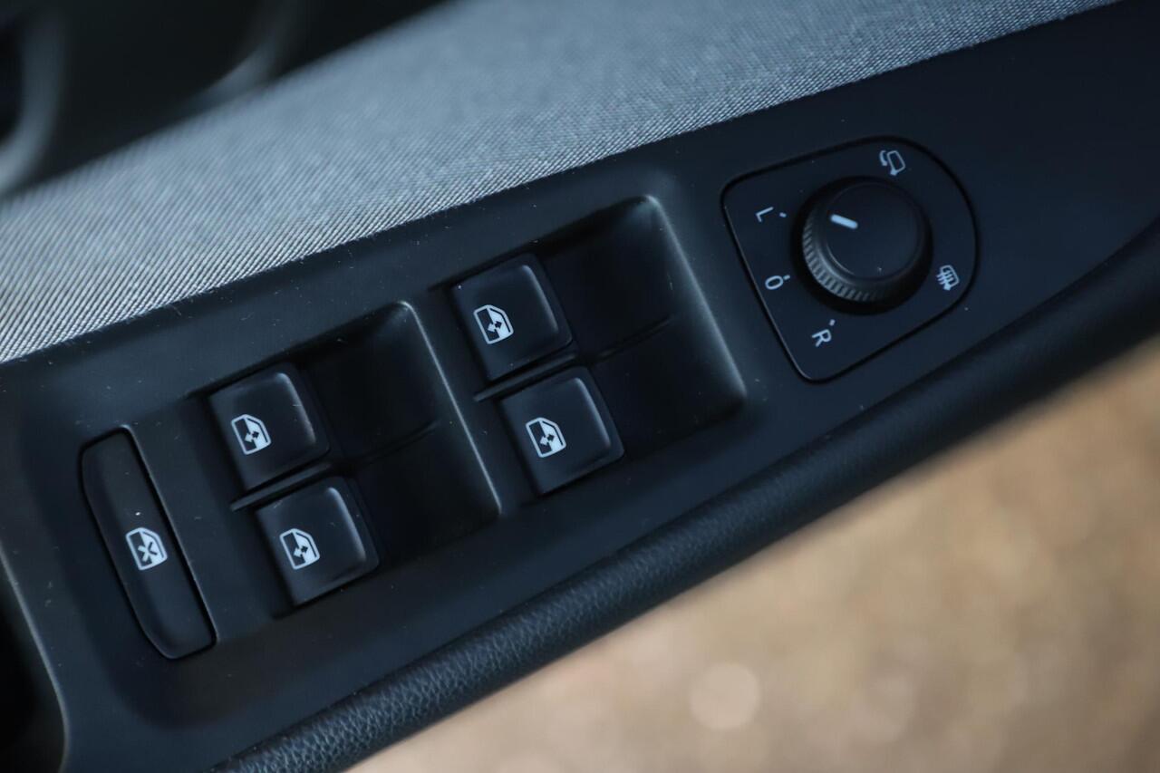 Seat LEON ST 1.0 TSI Style Ultimate Edition Trekhaak Navigatie Achteruitrijcamera Carplay Android 16 inch LMV Lane Assist Climate Cruise Control