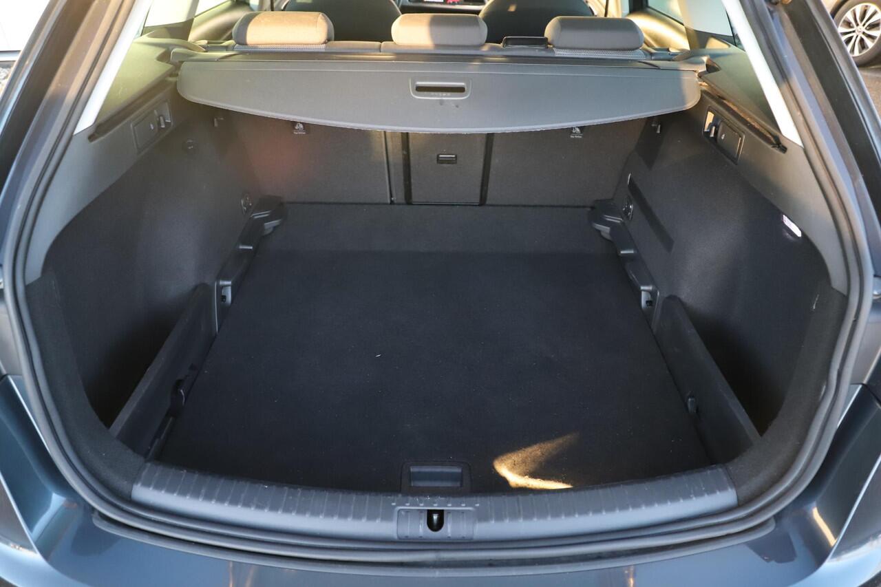 Seat LEON ST 1.0 TSI Style Ultimate Edition Trekhaak Navigatie Achteruitrijcamera Carplay Android 16 inch LMV Lane Assist Climate Cruise Control