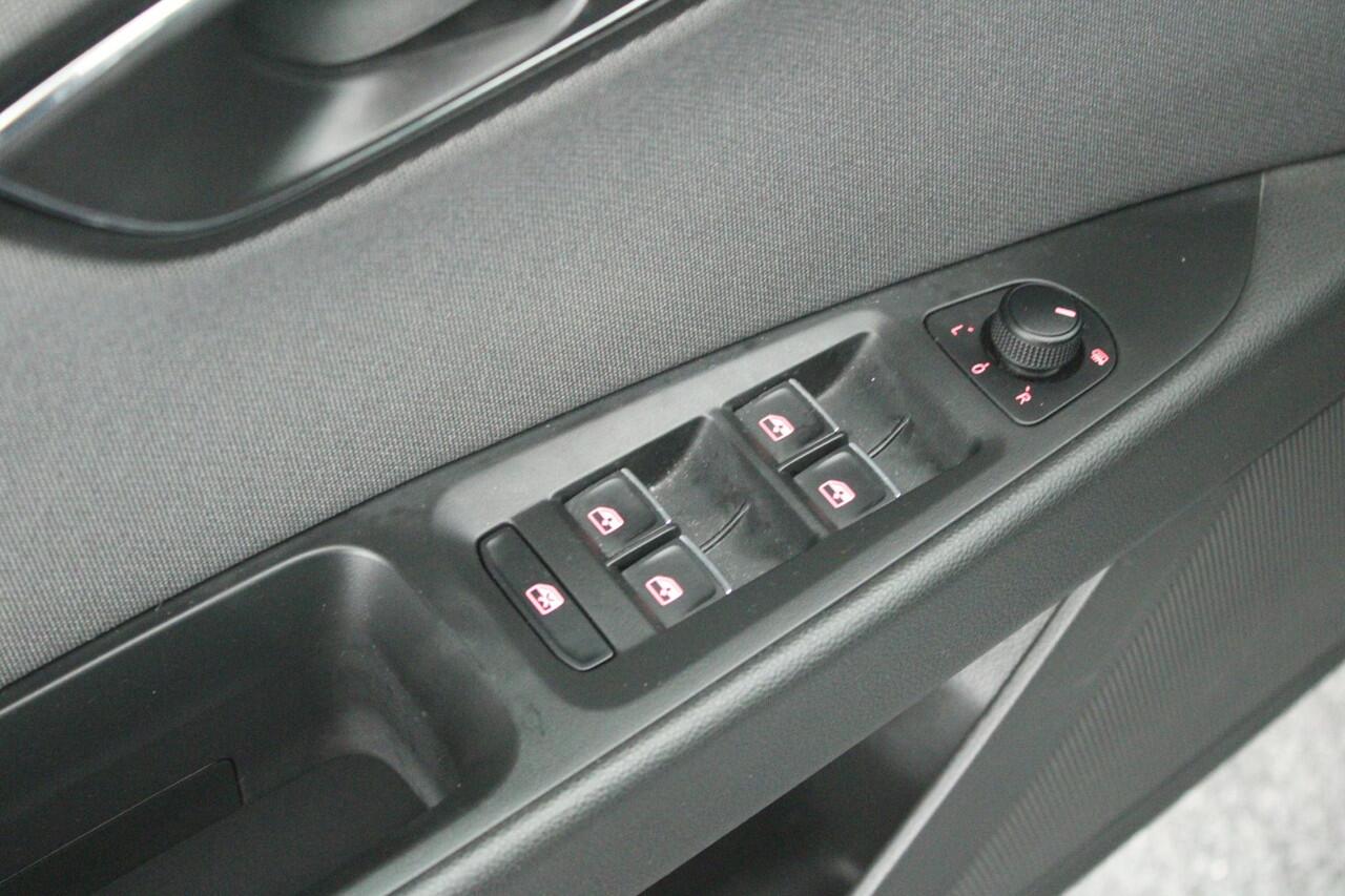 Seat LEON ST 1.5 TSI 150pk DSG Style Ultimate Edition Led Keyless Stoelverwarming Navigatie