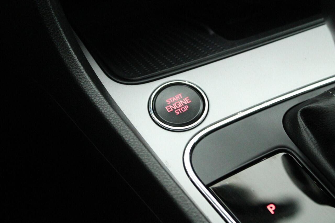 Seat LEON ST 1.5 TSI 150pk DSG Style Ultimate Edition Led Keyless Stoelverwarming Navigatie