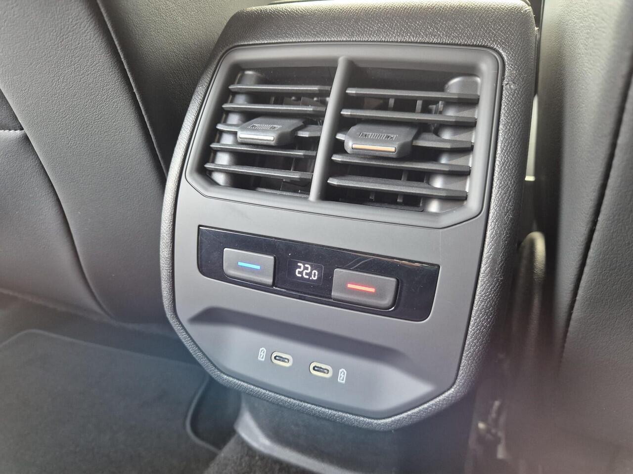 Seat LEON Sportstourer 1.5 TSI FR Launch Edition | Virtual | Keyless | 18'' | Stuur-stoelverw. | Carplay