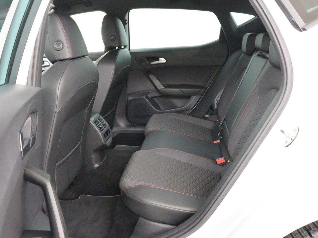 Seat LEON 1.4 TSI eHybrid PHEV FR | Trekhaak | Adaptive cruise | Carplay | Sfeerverlichting | Navigatie | Side Assist | Parkeerhulp | Full LED | Bluetooth | PHEV | Plug In