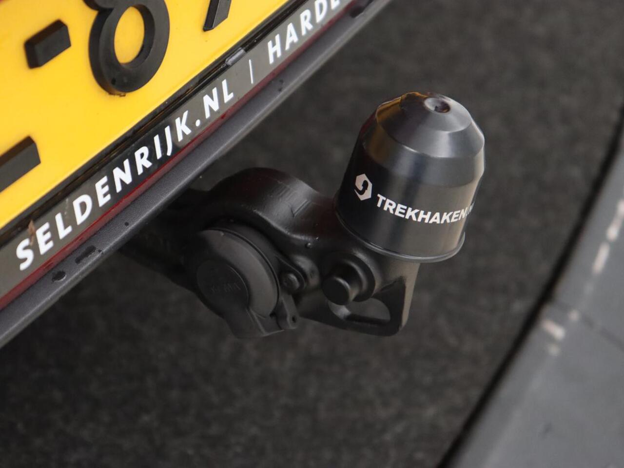 Seat LEON 1.5 TSI FR Business Intense | Trekhaak | Carplay | Adaptive cruise | Navigatie | Sportstoelen | Camera | Dodehoek detectie | Parkeerhulp | DAB | Full LED