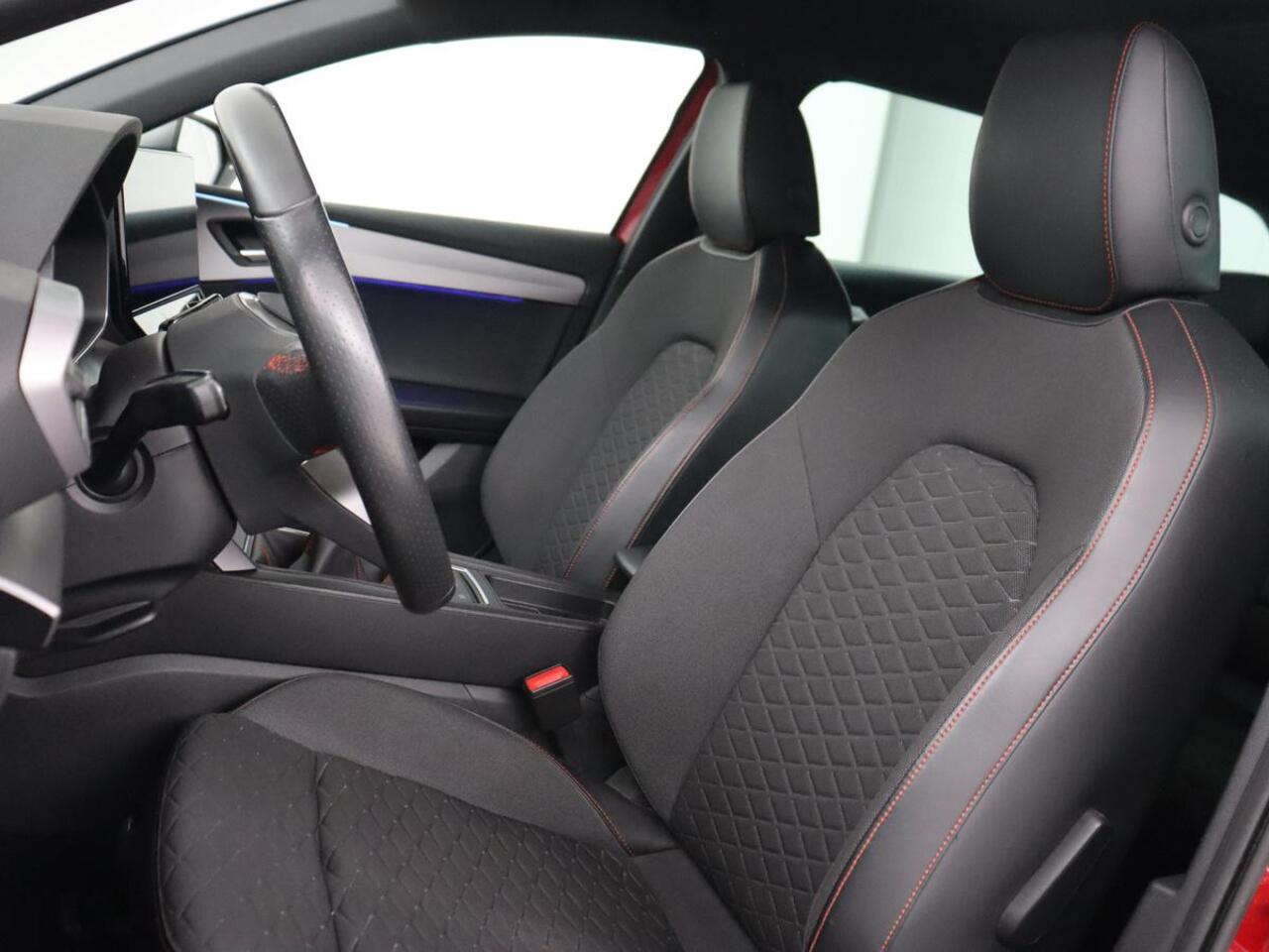 Seat LEON 1.5 TSI FR Business Intense | Trekhaak | Carplay | Adaptive cruise | Navigatie | Sportstoelen | Camera | Dodehoek detectie | Parkeerhulp | DAB | Full LED