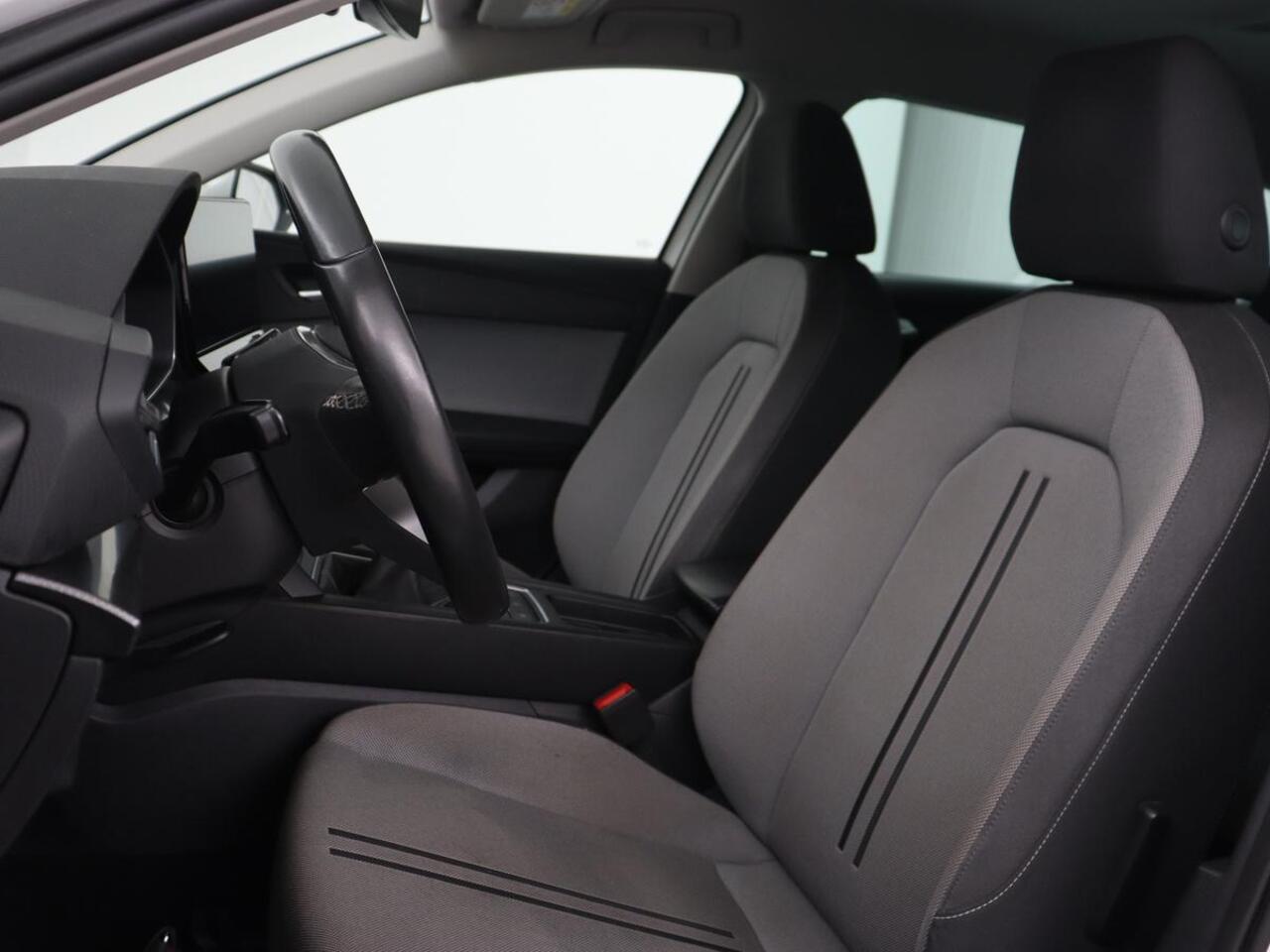 Seat LEON 1.0 TSI Style Business Intense | Trekhaak | Stoelverwarming | Carplay | Adaptive cruise | Stuurverwarming | Keyless | Camera | Navigatie | Full LED | Park Assist | Digital Cockpit