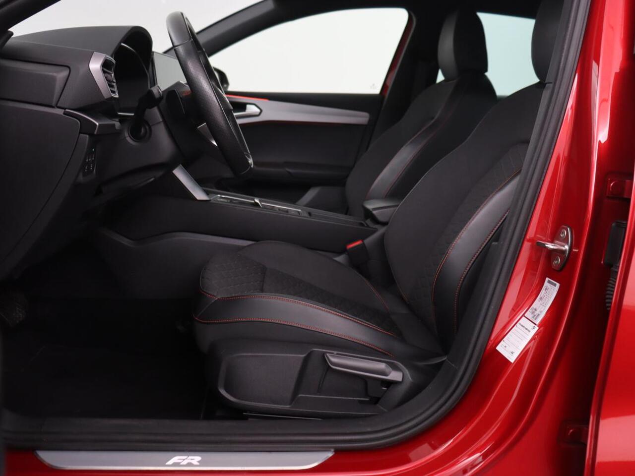 Seat LEON 1.5 eTSI FR Launch Edition | Stoelverwarming | Carplay | Adaptive cruise | Dynamic Chassis Control | Keyless | Sfeerverlichting | Stuurverwarming | Navigatie | Parkeerhulp