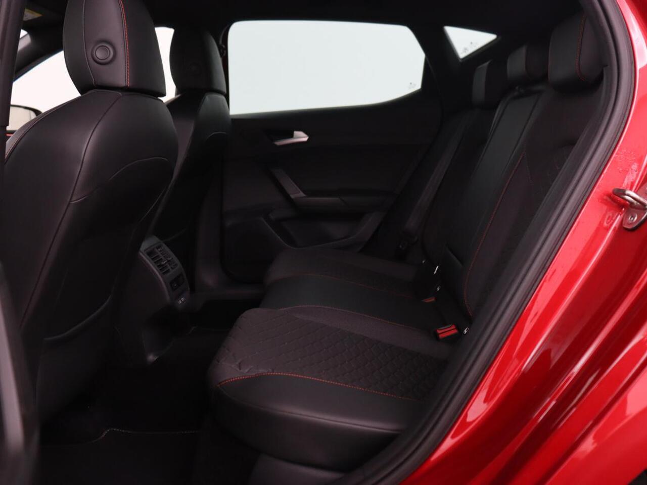 Seat LEON 1.5 eTSI FR Launch Edition | Stoelverwarming | Carplay | Adaptive cruise | Dynamic Chassis Control | Keyless | Sfeerverlichting | Stuurverwarming | Navigatie | Parkeerhulp