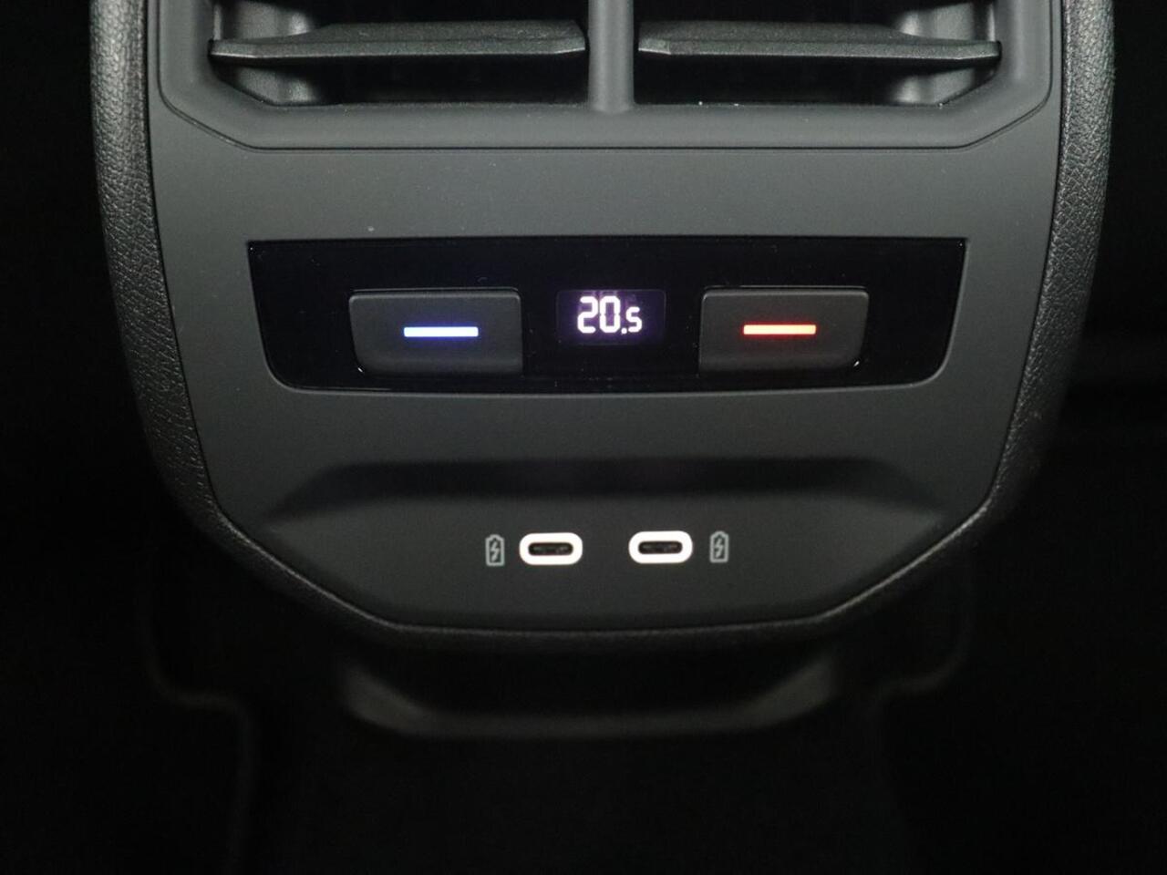 Seat LEON 1.5 eTSI FR Launch Edition | Stoelverwarming | Carplay | Adaptive cruise | Dynamic Chassis Control | Keyless | Sfeerverlichting | Stuurverwarming | Navigatie | Parkeerhulp