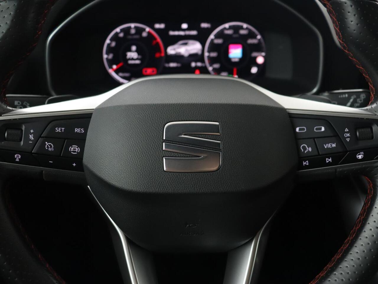 Seat LEON 1.5 eTSI FR Launch Edition | Stoelverwarming | Carplay | Adaptive cruise | Dynamic Chassis Control | Keyless | Sfeerverlichting | Stuurverwarming | Navigatie | Parkeerhulp