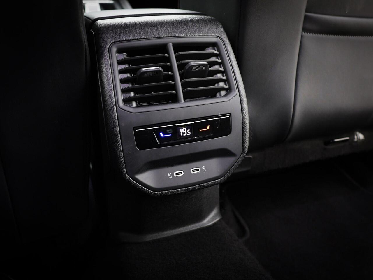 Seat LEON Sportstourer 1.4 TSI 204pk DSG eHybrid PHEV FR · Apple/Android Car Play · P-Sensoren · Navigatie · Cruise Control · P-Sensoren · Sfeerverlichting · Afneembare trekhaak · 17'' Inch ·