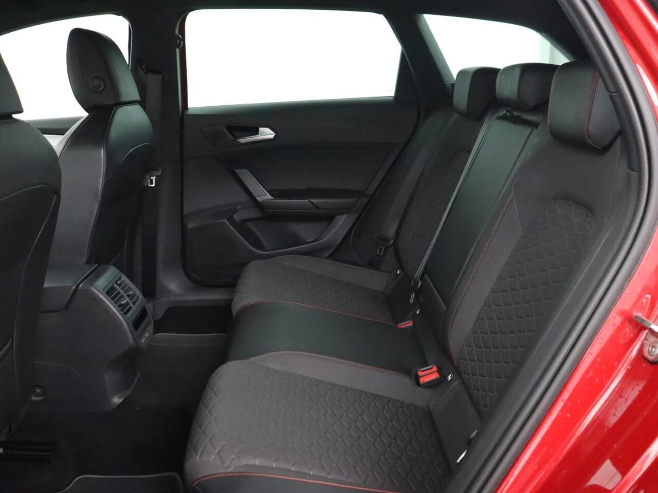 Seat LEON 1.5 eTSI FR Business Intense | Trekhaak | Carplay | Adaptive cruise | Navigatie | Sportstoelen | Camera | Dodehoek detectie | Parkeerhulp | DAB | Full LED