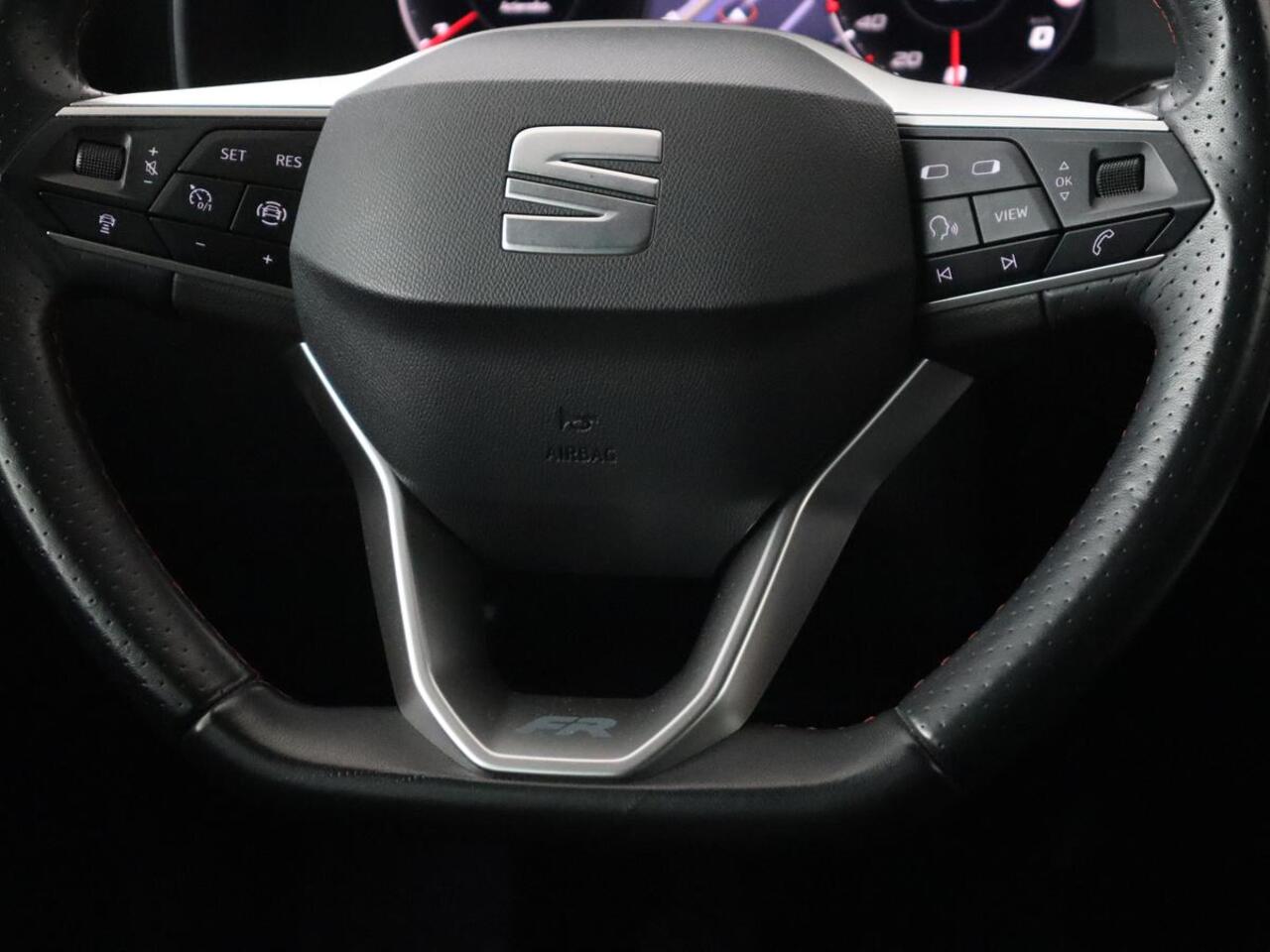 Seat LEON 1.5 eTSI FR Business Intense | Trekhaak | Carplay | Adaptive cruise | Navigatie | Sportstoelen | Camera | Dodehoek detectie | Parkeerhulp | DAB | Full LED