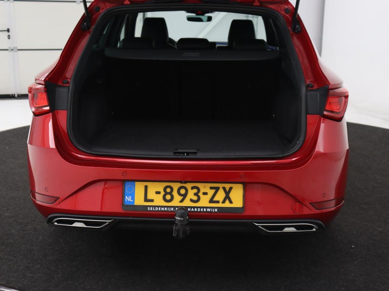 Seat LEON 1.5 eTSI FR Business Intense | Trekhaak | Carplay | Adaptive cruise | Navigatie | Sportstoelen | Camera | Dodehoek detectie | Parkeerhulp | DAB | Full LED