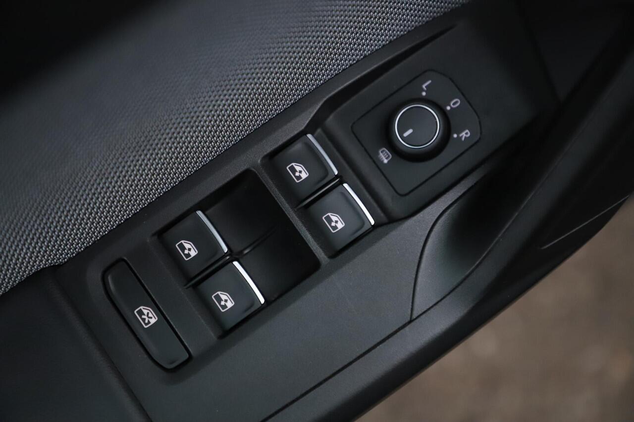 Seat LEON Sportstourer 1.5 eTSI Style Business Intense 150PK DSG Automaat LED Navigatie Achteruitrijcamera Climate Adaptive Cruise Control 16 inch LMV Carplay Android