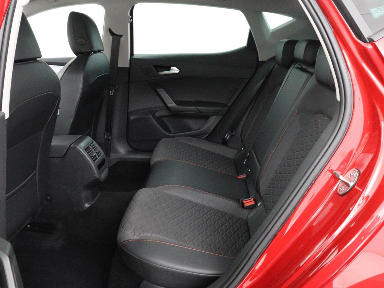 Seat LEON 1.4 TSI eHybrid PHEV FR | Stoel & stuurverwarming | Camera | Adaptive cruise | Carplay | Navigatie | Sfeerverlichting | Park Assist | Climate control | Full LED | PHEV | Plug In