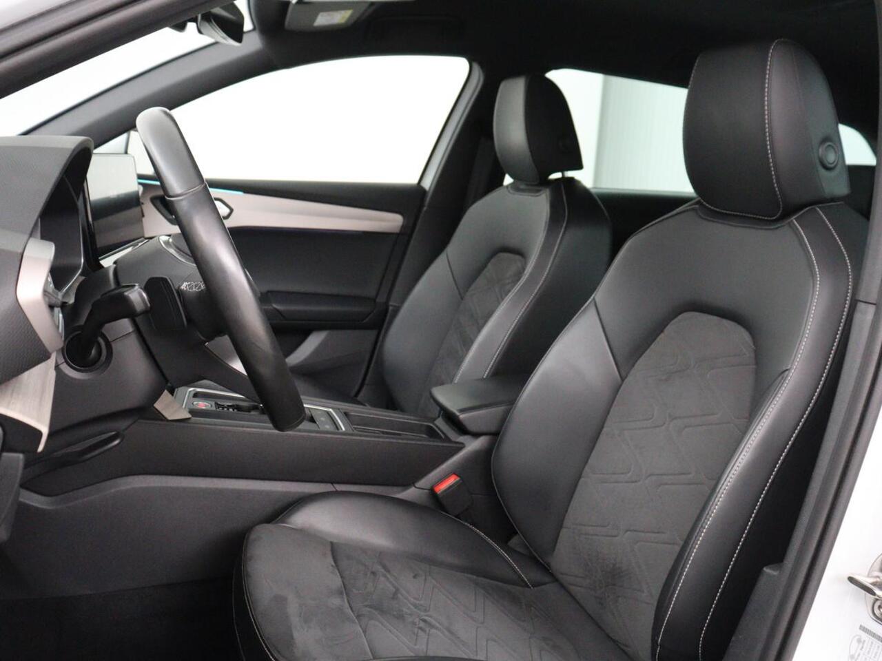 Seat LEON 1.4 TSI eHybrid PHEV Xcellence | Leder/Alcantara | Stoelverwarming | Adaptive cruise | Carplay | Sfeerverlichting | Navigatie | Stuurverwarming | Keyless | Full LED | Plug In