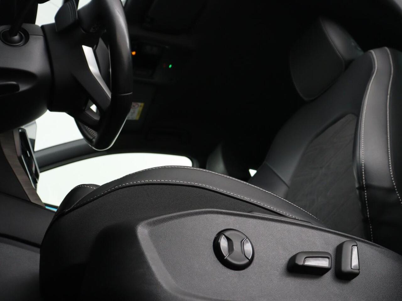 Seat LEON 1.4 TSI eHybrid PHEV Xcellence | Leder/Alcantara | Stoelverwarming | Adaptive cruise | Carplay | Sfeerverlichting | Navigatie | Stuurverwarming | Keyless | Full LED | Plug In