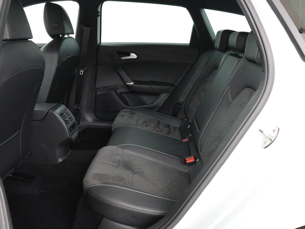 Seat LEON 1.4 TSI eHybrid PHEV Xcellence | Leder/Alcantara | Stoelverwarming | Adaptive cruise | Carplay | Sfeerverlichting | Navigatie | Stuurverwarming | Keyless | Full LED | Plug In