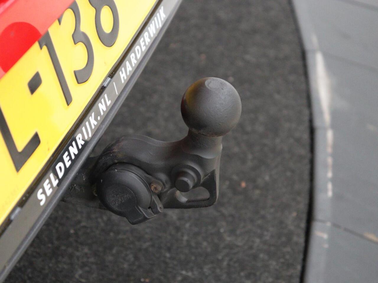 Seat LEON 1.5 TSI FR Launch Edition | Trekhaak | Adaptive cruise | Carplay | Navigatie | Sfeerverlichting | Parkeerhulp | Full LED | Climate control | Bluetooth