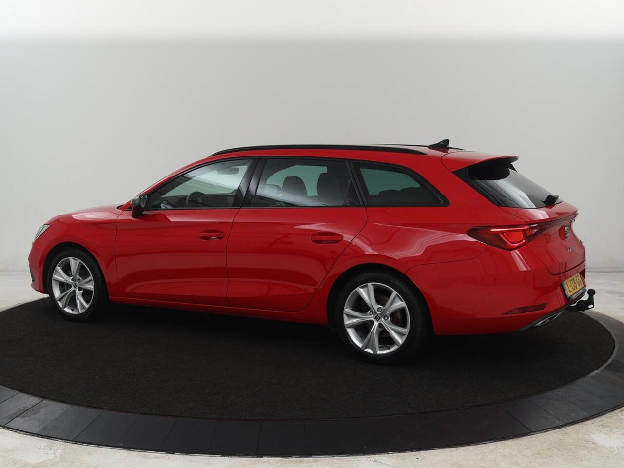 Seat LEON 1.5 TSI FR Launch Edition | Trekhaak | Adaptive cruise | Carplay | Navigatie | Sfeerverlichting | Parkeerhulp | Full LED | Climate control | Bluetooth