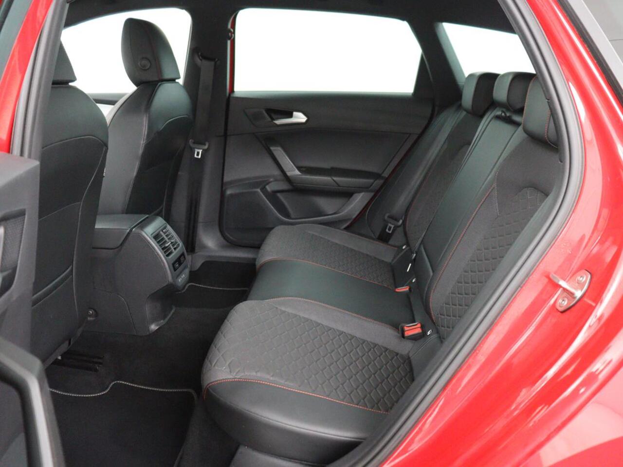 Seat LEON 1.5 TSI FR Launch Edition | Trekhaak | Adaptive cruise | Carplay | Navigatie | Sfeerverlichting | Parkeerhulp | Full LED | Climate control | Bluetooth