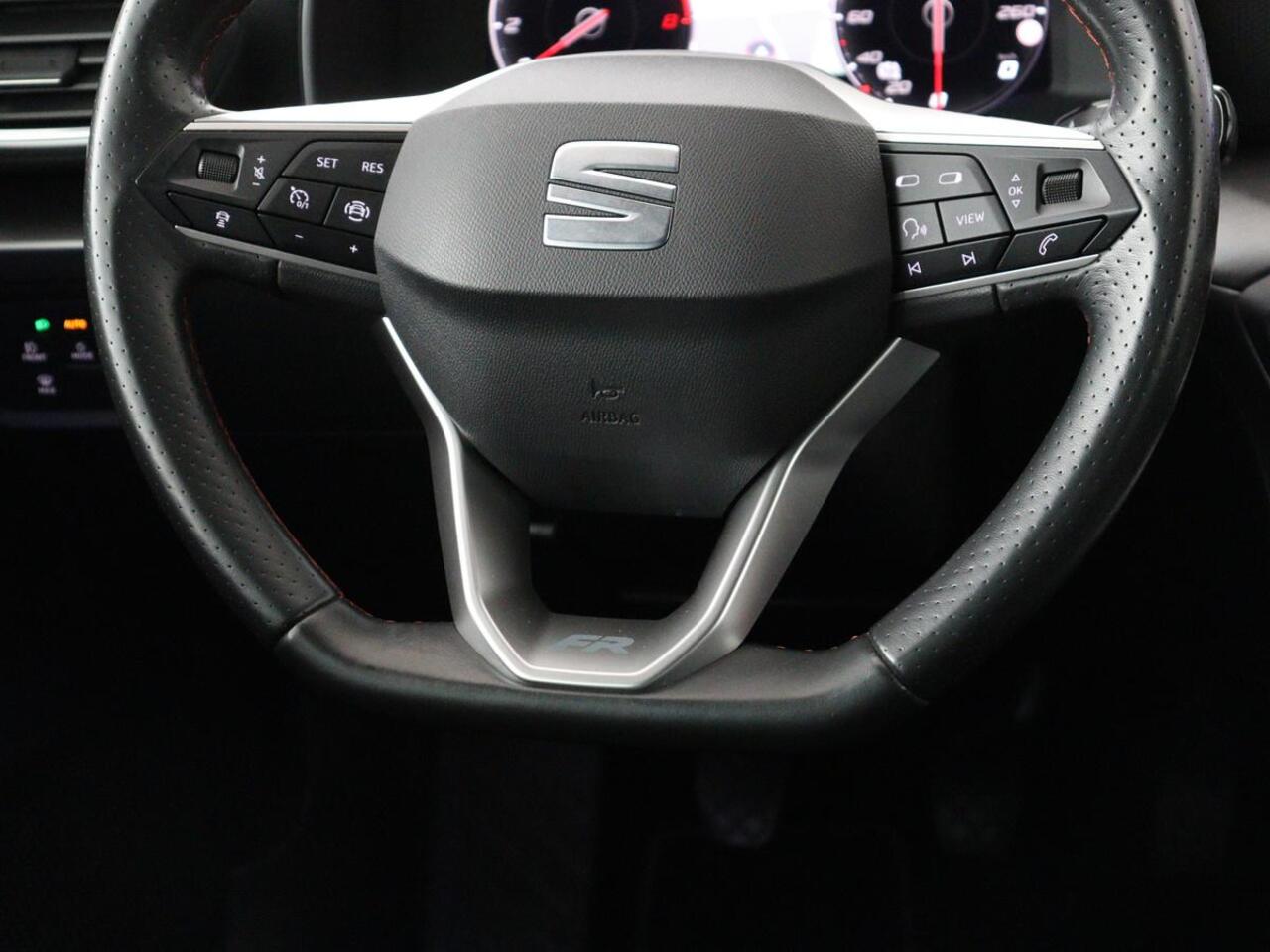 Seat LEON 1.5 TSI FR Launch Edition | Trekhaak | Adaptive cruise | Carplay | Navigatie | Sfeerverlichting | Parkeerhulp | Full LED | Climate control | Bluetooth