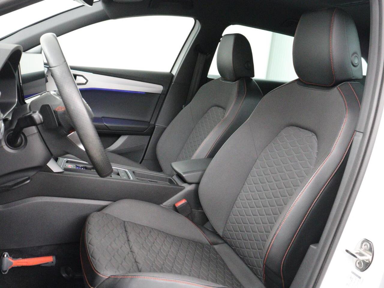 Seat LEON 1.5 eTSI FR Intens | Carplay | Adaptive cruise | Sfeerverlichting | Navigatie | Parkeerhulp | Dodehoek detectie | Full LED | Climate control | Bluetooth