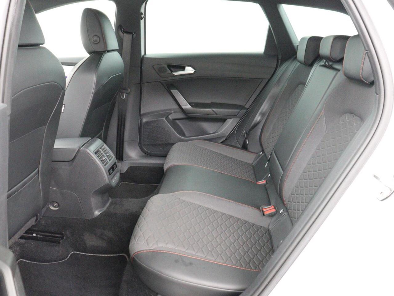 Seat LEON 1.5 eTSI FR Intens | Carplay | Adaptive cruise | Sfeerverlichting | Navigatie | Parkeerhulp | Dodehoek detectie | Full LED | Climate control | Bluetooth