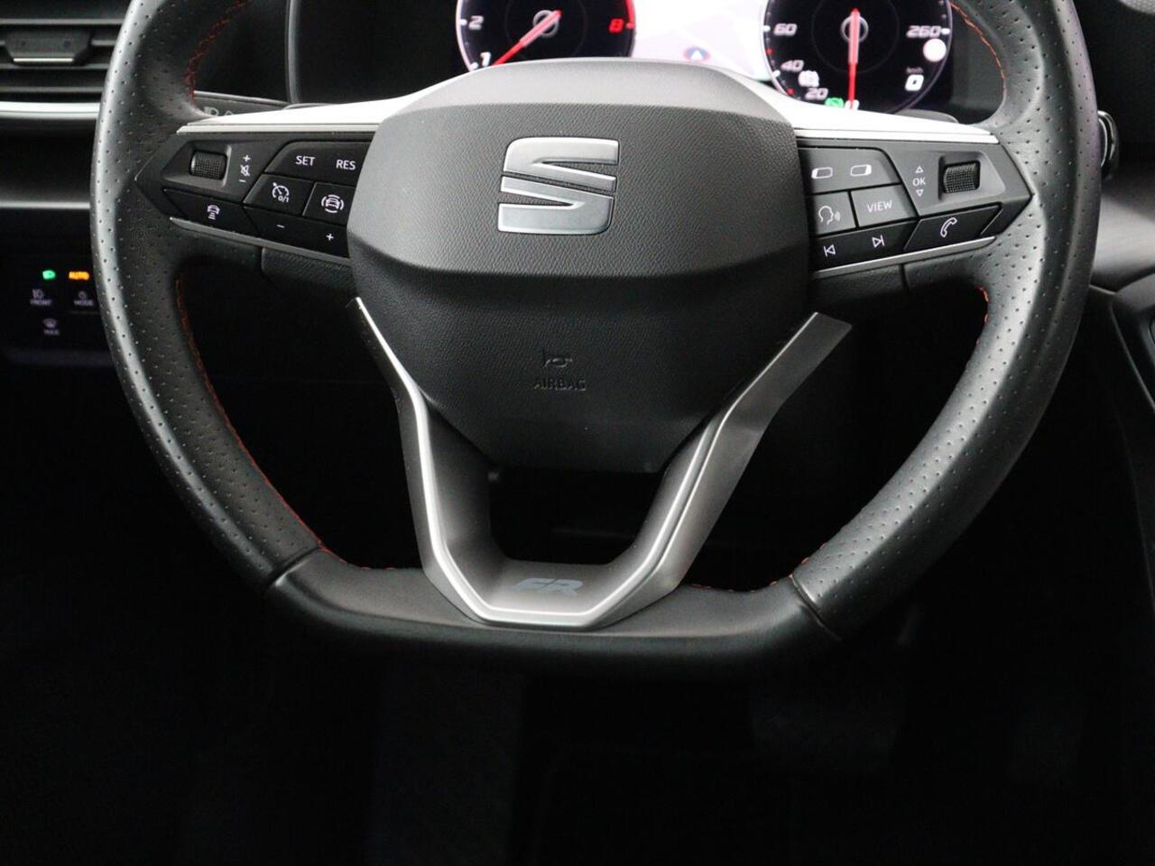 Seat LEON 1.5 eTSI FR Intens | Carplay | Adaptive cruise | Sfeerverlichting | Navigatie | Parkeerhulp | Dodehoek detectie | Full LED | Climate control | Bluetooth