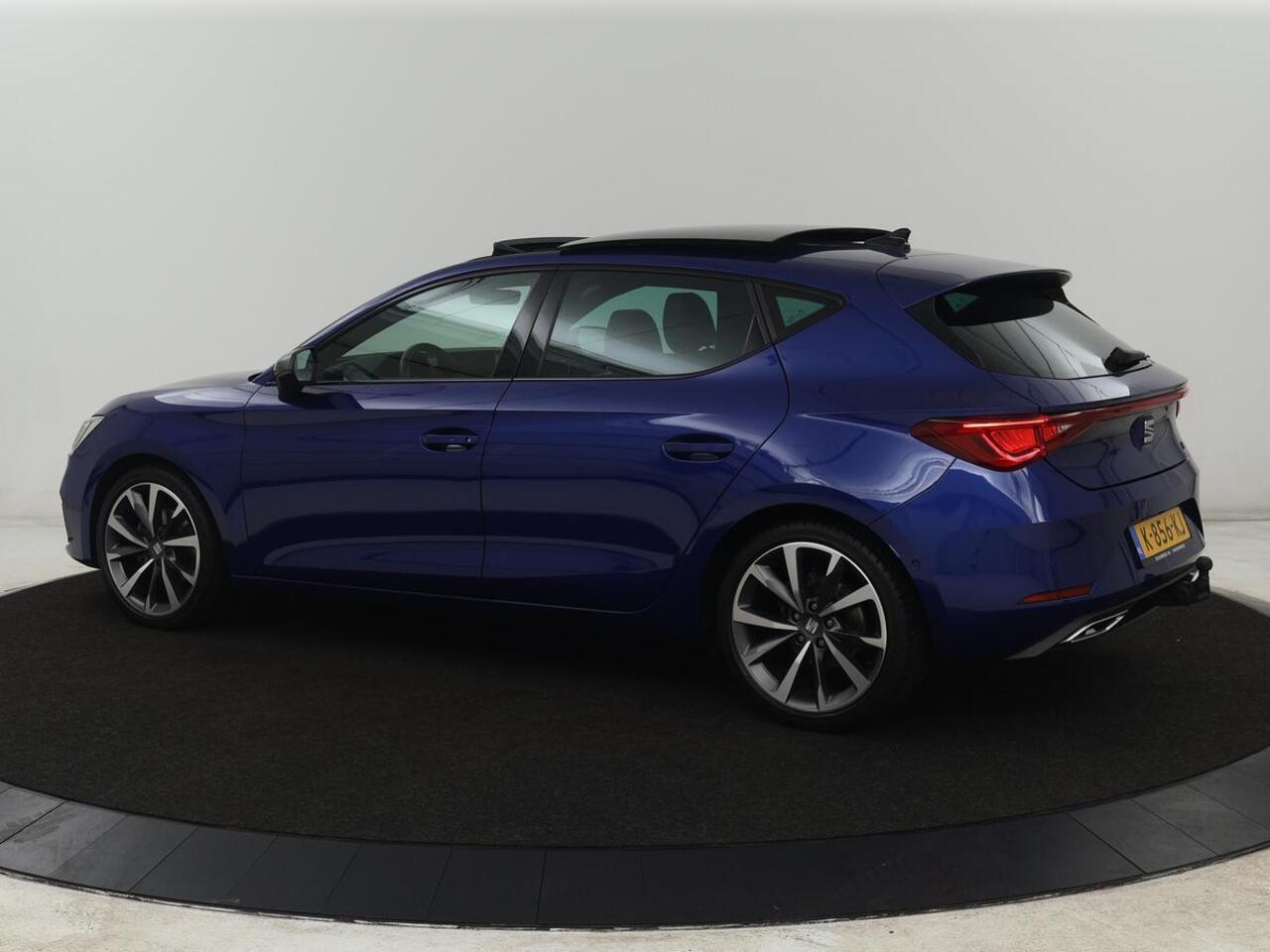 Seat LEON 1.0 TSI FR Launch Edition | Panoramadak | Trekhaak | Stoelverwarming | Camera | Carplay | Navigatie | Sfeerverlichting | Adaptive cruise | Keyless | Full LED | Dodehoek detectie