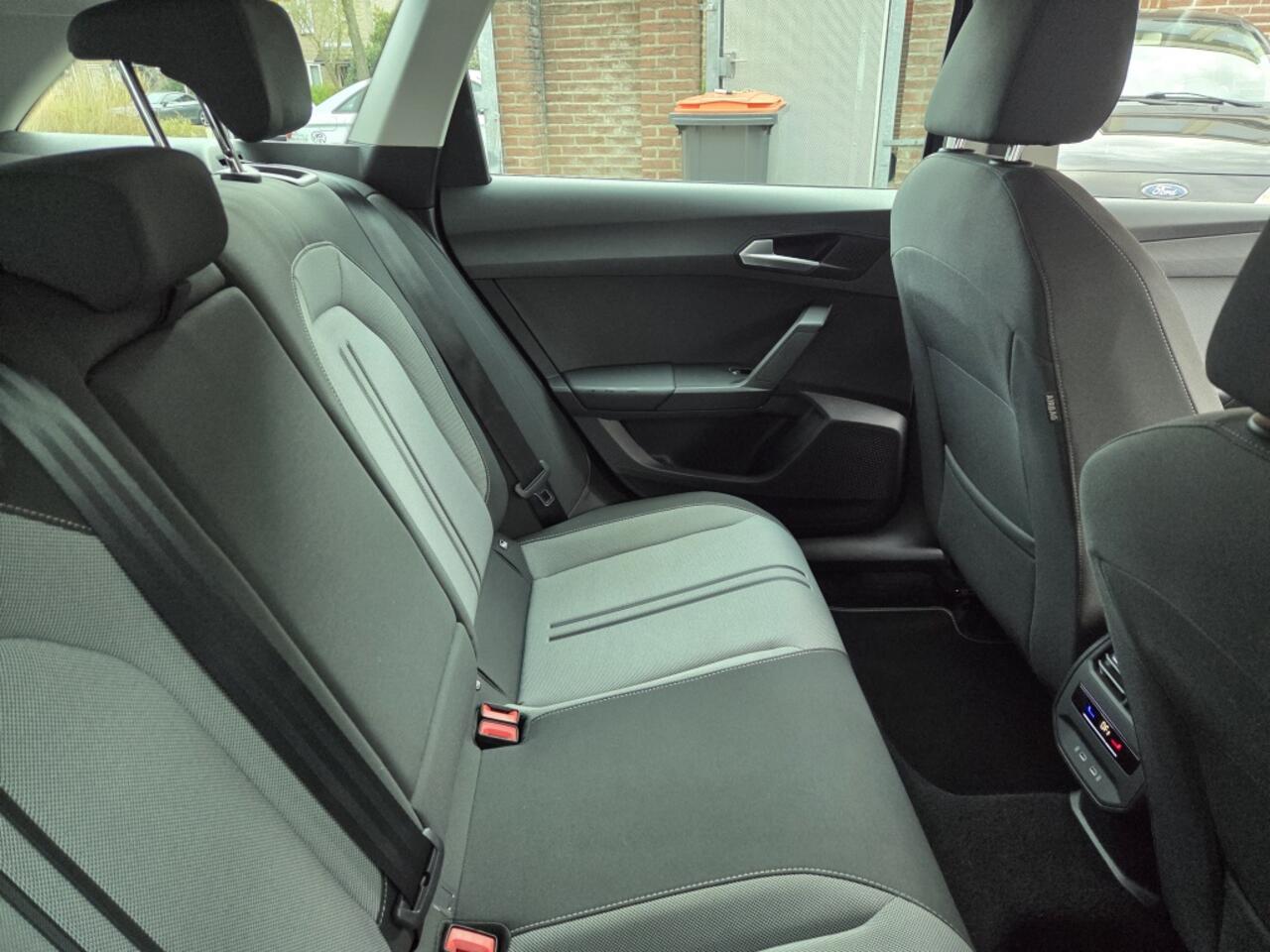 Seat LEON 1.0 eTSI Style BnsIn AUTOMAAT