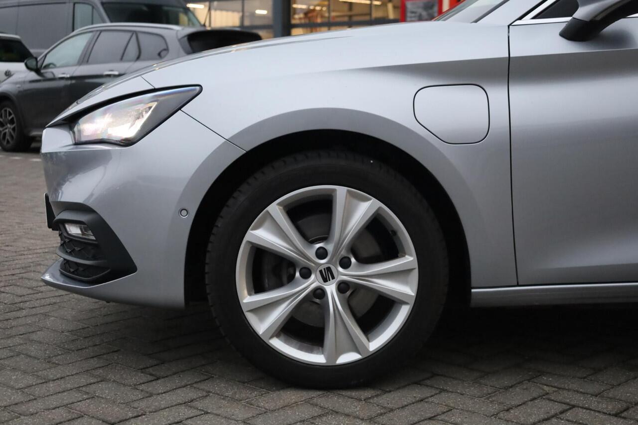 Seat LEON Sportstourer 1.4 TSI eHybrid PHEV Xcellence ACC side assist achteruitrijcamera elektrische achterklep keyless navigatie pdc voor en achter LED verlichting 17" LMV spiegel pakket full link carplay voorbereiding draadloos app connect