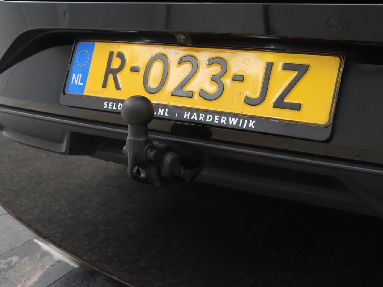 Seat LEON 1.0 TSI Style Intens | Trekhaak | Camera | Carplay | Navigatie | Adaptive cruise | DAB | Parkeerhulp | Full LED | Climate control