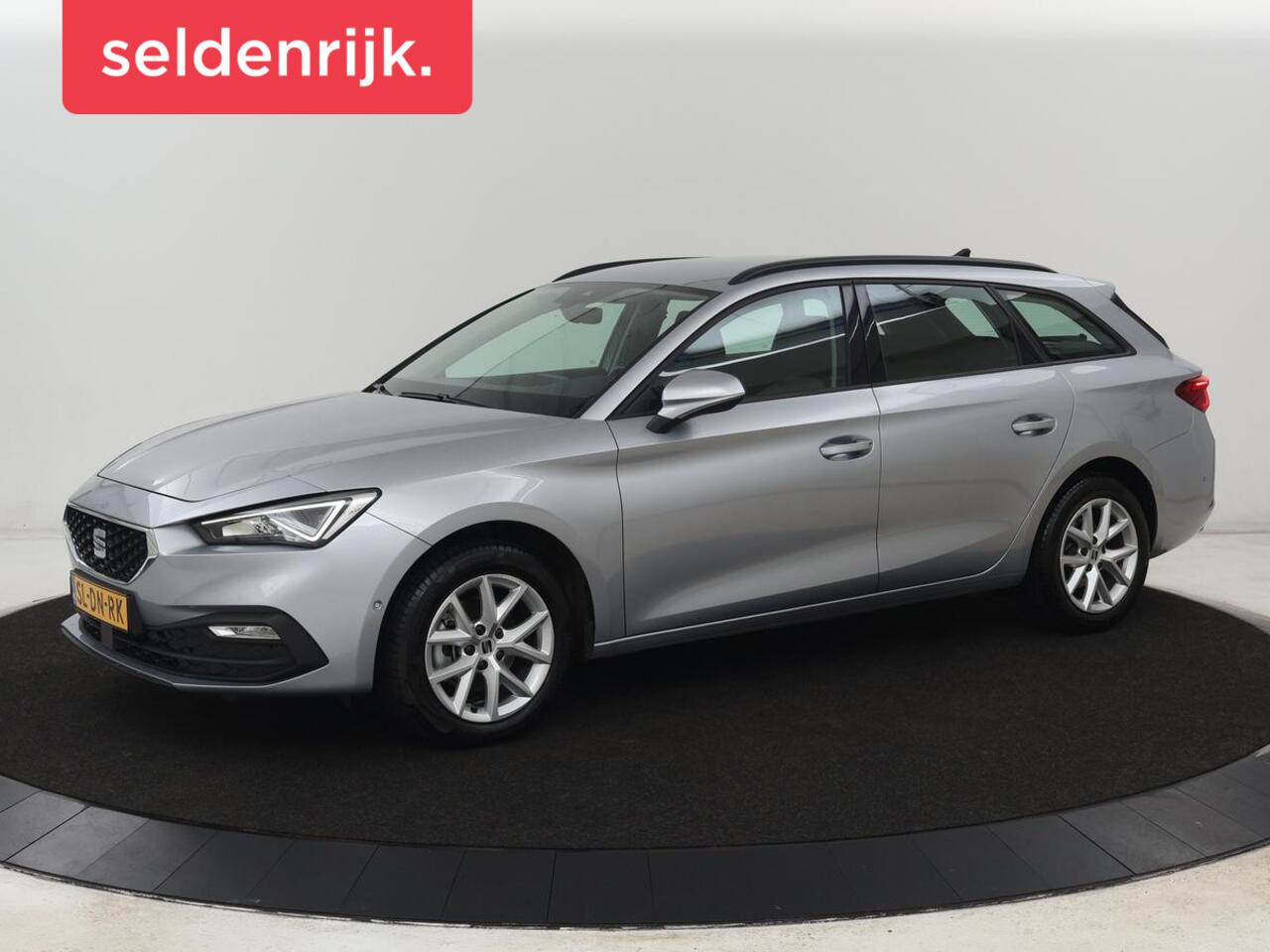 Seat LEON 1.0 eTSI Style | Trekhaak | Camera | Carplay | Full LED | Navigatie | Cruise control | Parkeerhulp | Climate control | Bluetooth